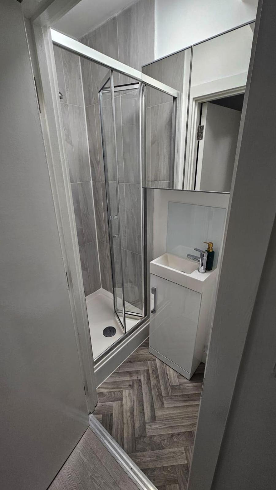 Apartment Spacious With Separate The Kitchen 4a London
